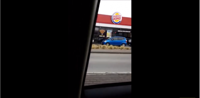 Un conducteur se prend un arbre au drive chez burger King