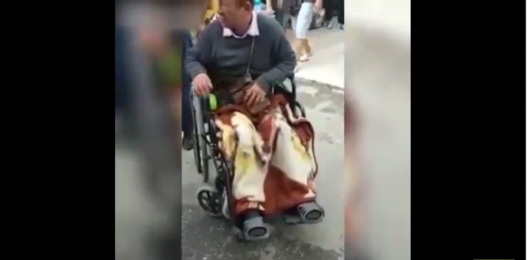Un faux mendiant handicapé se fait démasquer dans la rue