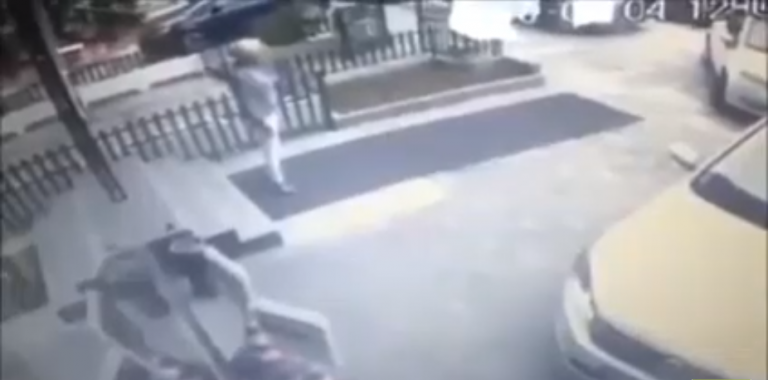 Un femme fait une énorme chute à cause d&rsquo;une voiture