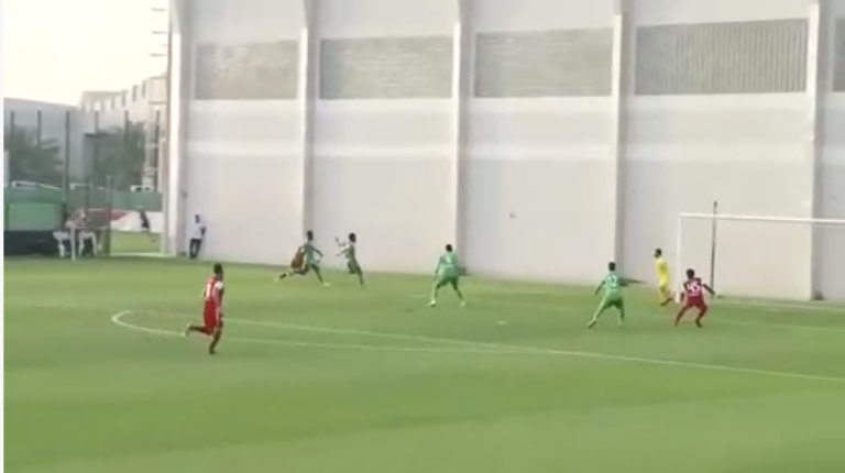 Un footballeur termine KO à cause d’un poteau mal placé au bord du terrain