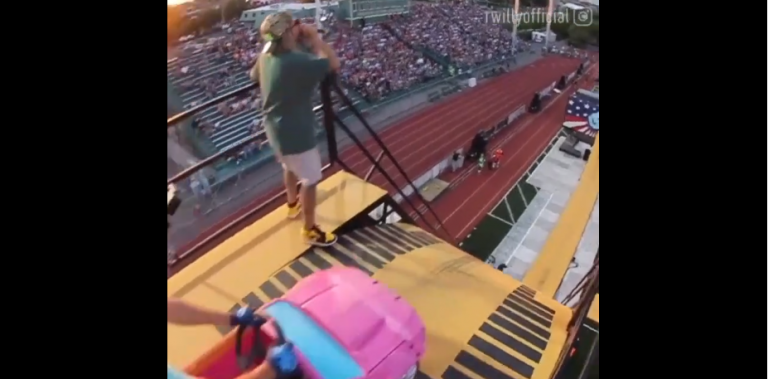 Un homme dévale une rampe vertigineuse avec une voiturette pour enfant…