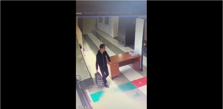 Un homme passe le contrôle de sécurité d&rsquo;une curieuse façon ?!