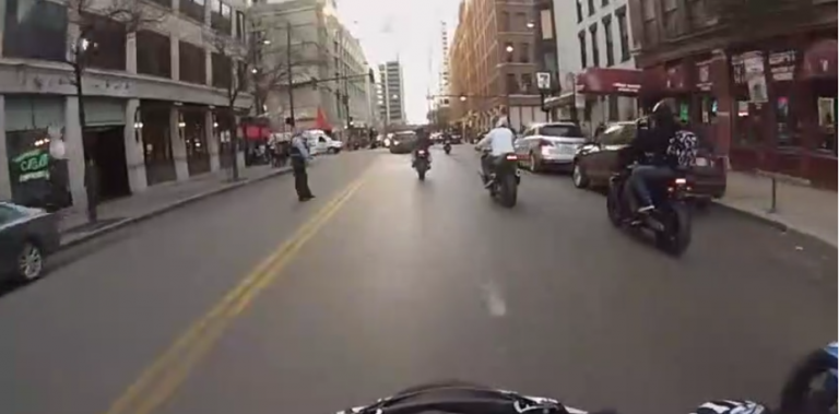 Un policier jette son café sur un motard