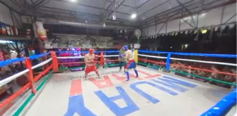 Un touriste ivre monte sur le ring pour faire un combat en Thaïlande