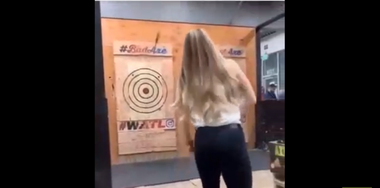 Une blonde a failli se tuer en voulant lancer une hache sur une cible
