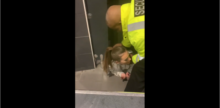 Une blonde est coincée sous la porte des toilettes ?!?