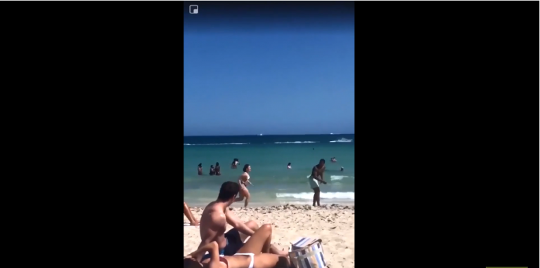 Une fille ivre veut absolument jouer à saute mouton sur la plage