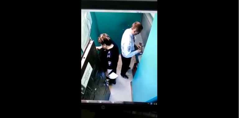 Une policière fait une boulette en déchargeant son arme