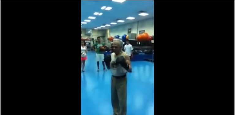Un ancien champion de boxe de 76 ans s’entraîne sur un sac de frappe