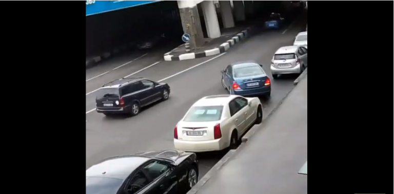 Quand un automobiliste ne sait pas se garer malgré beaucoup de précaution