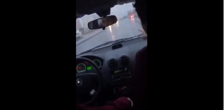 Un conducteur rate son drift sur route mouillée et le paye cher !