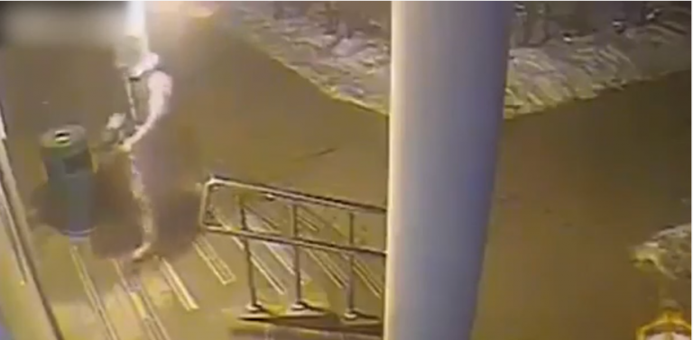 Un homme fait exploser un distributeur de billets dans une banque