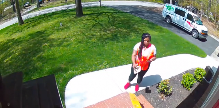 Une livreuse dépose un colis et la grosse commission devant une maison