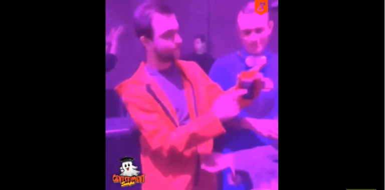 Ce jeune ne veut pas gâcher son verre d’alcool pendant une soirée