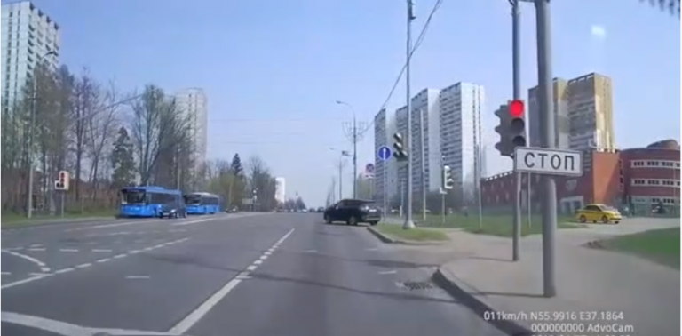 Ce cycliste va regretter d’avoir grillé un feu rouge