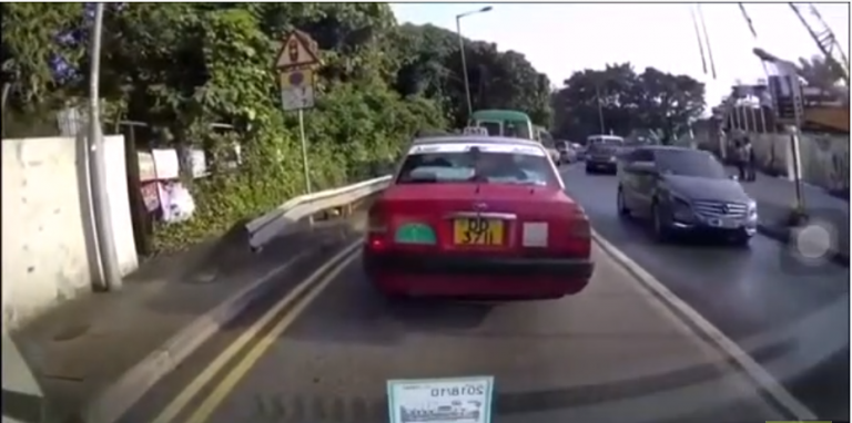 Cette femme se tape une phase en traversant une route !!!