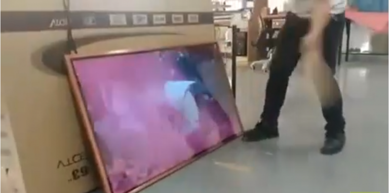 Cette télévision est incassable et le vendeur nous fait une démonstration !