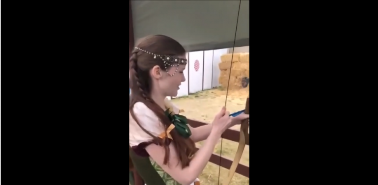 Faire du tir à l&rsquo;arc avec en décolleté… Mauvaise idée