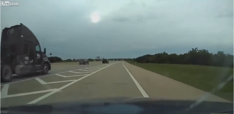 Il s&rsquo;insère sur l&rsquo;autoroute en essayant de doubler un camion…