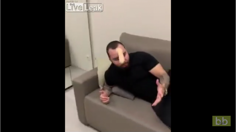 La pire blague avec un sextoy à faire à son pote !!