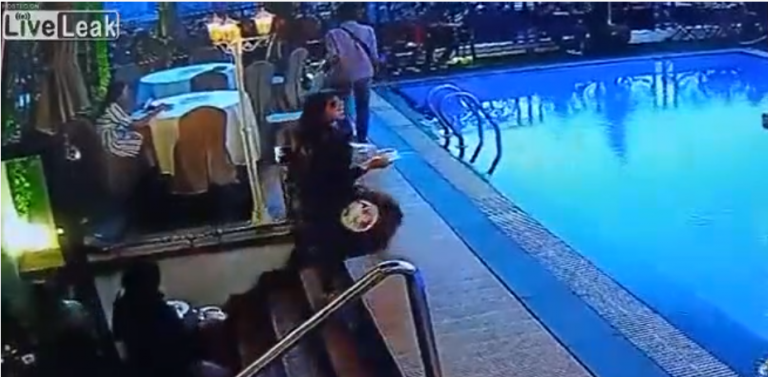 Le petit-déjeuner du buffet de l&rsquo;hôtel finit dans la piscine.