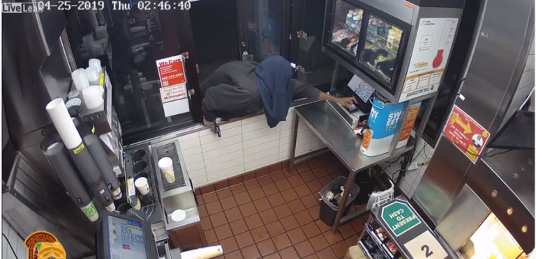Le pire voleur du monde qui n&rsquo;arrive pas à ouvrir la caisse d&rsquo;un fast-food pour voler l&rsquo;argent !
