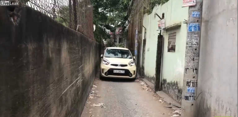 Quand on te fait prendre un raccourci en voiture… Et que ça ne passe pas !