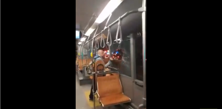Un chauffeur de bus ne veut pas laisser sortir un passager, celui-ci brise une vitre pour s’échapper