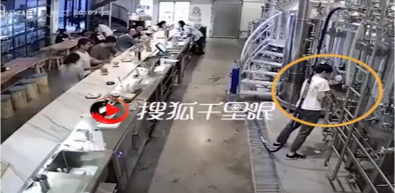 Un Chef jette un drap pour éteindre un départ de feu dans sa cuisine !?!