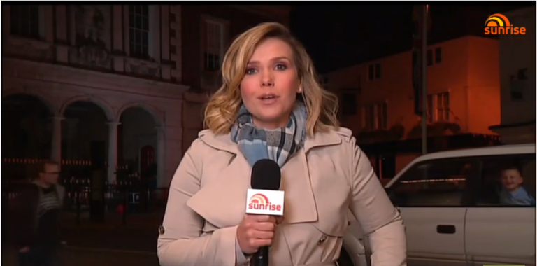 Un enfant mal élevé trolle une journaliste en plein direct