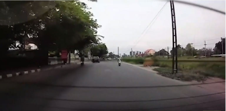 Un homme en scooter oublie de freiner et brise la vitre d’une voiture avec sa tête