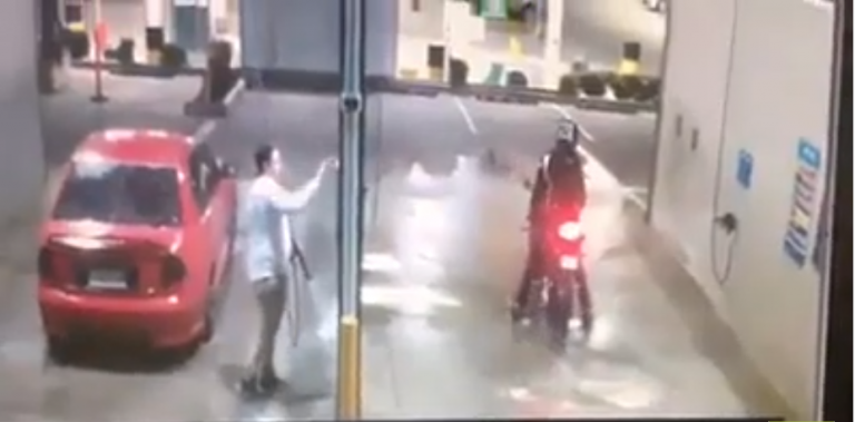 Un motard fait le con à la station de lavage et va le regretter !