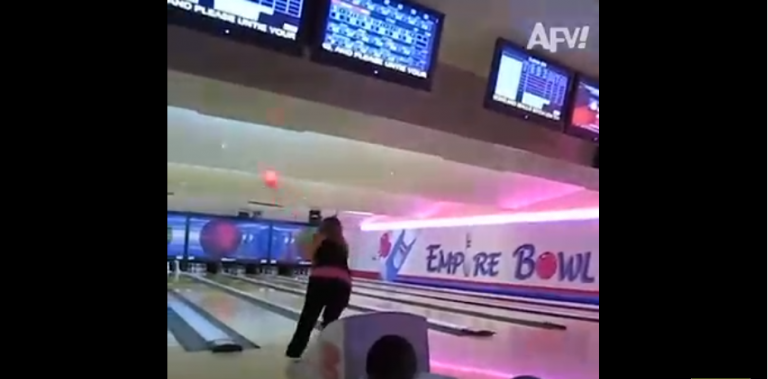 Une femme provoque une énorme fuite d’eau en… lançant une boule de bowling !!