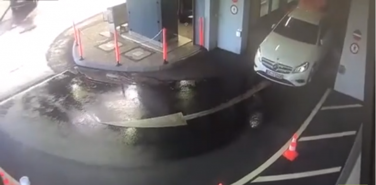 Une femme sortant d’une station de lavage ! Aie !