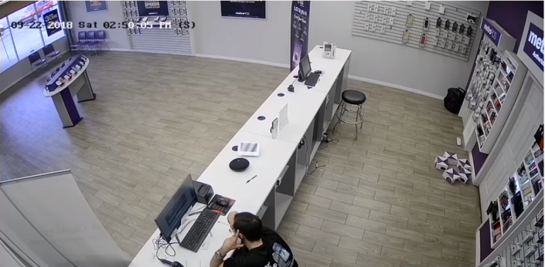 Un braqueur armé d’une machette tombe sur un vendeur armé…