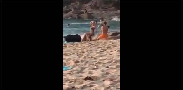 Prendre la photo Instagram parfaite sur la plage peut être dangereux