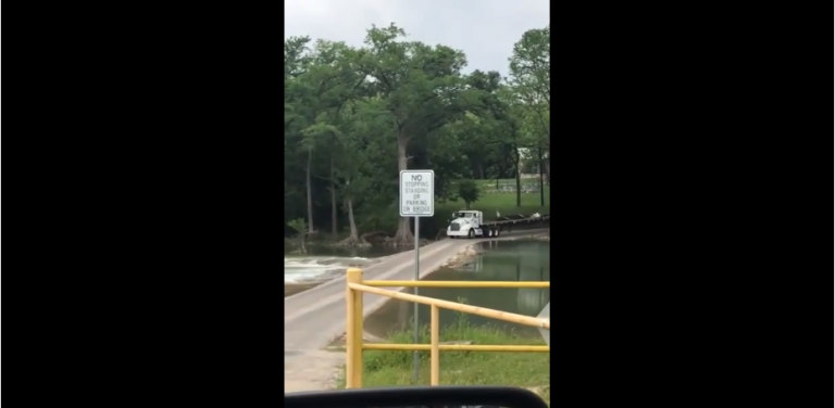 Ce camion prend beaucoup de risques pour traverser un pont…