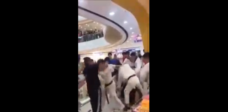 Une équipe de Taekwondo se fait démolir lors d&rsquo;une bagarre dans un centre commercial