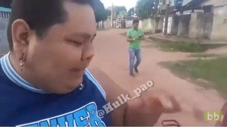 Au Brésil, un jeune se fait braquer avec une arme…. par un pote à lui !!