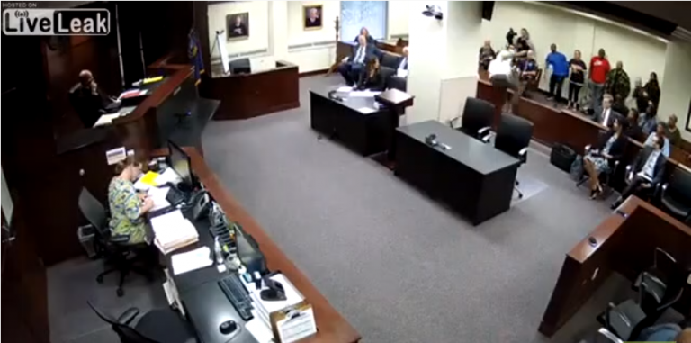 Bagarre générale en plein procès dans un tribunal aux USA !