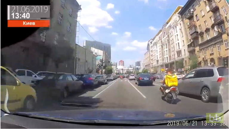 Ce livreur en scooter tente de prendre la fuite après avoir percuté une voiture !