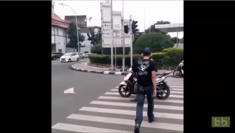 Ce scooter s’arrête sur le passage piéton et il va rapidement le regretter