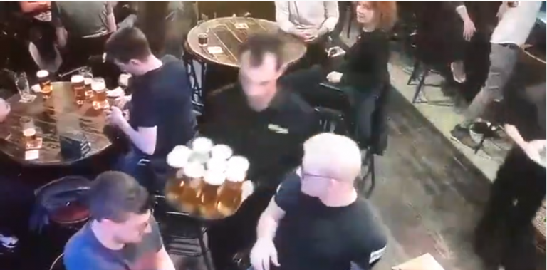 Ce serveur a vraiment passé une journée de merde