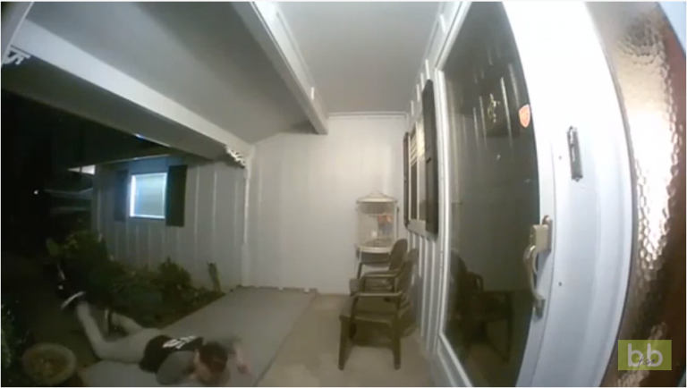 Cet ado essaye de rentrer sans être filmé par la caméra de surveillance de sa mère !