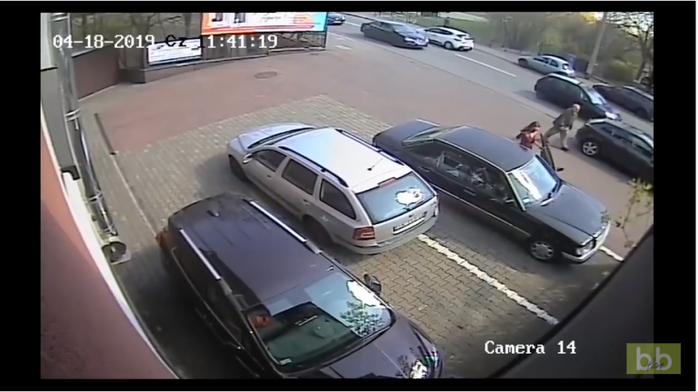 Cette femme est-une experte pour sortir d’une place de stationnement