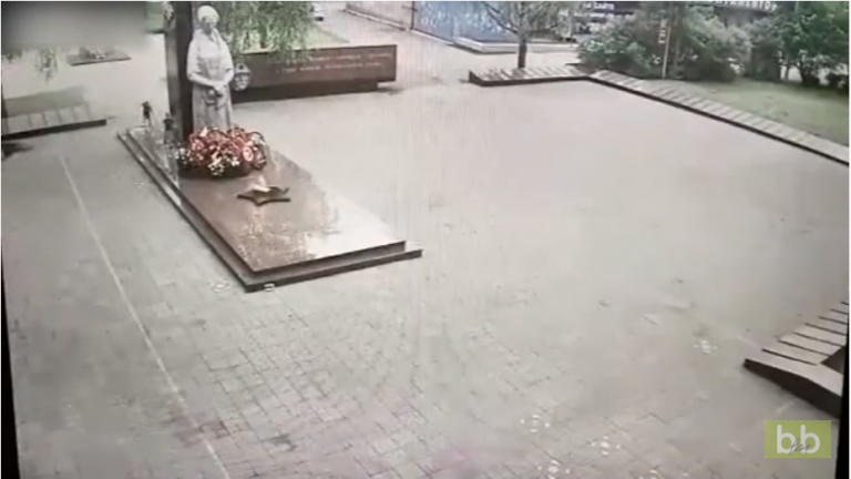 Deux enfants mettent le feu à un mémorial de la Seconde Guerre Mondiale