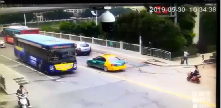 Deux ouvriers à deux doigts de se faire écraser par une grue qui s’effondre en Chine