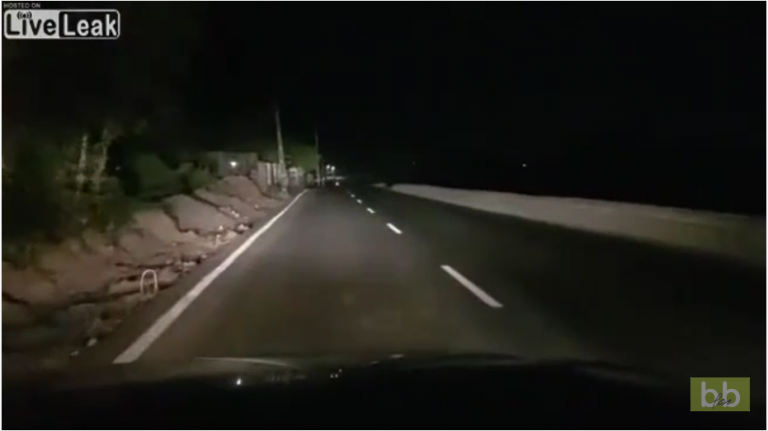 En inde ils construisent des poteaux au milieu de la route… Normal !!