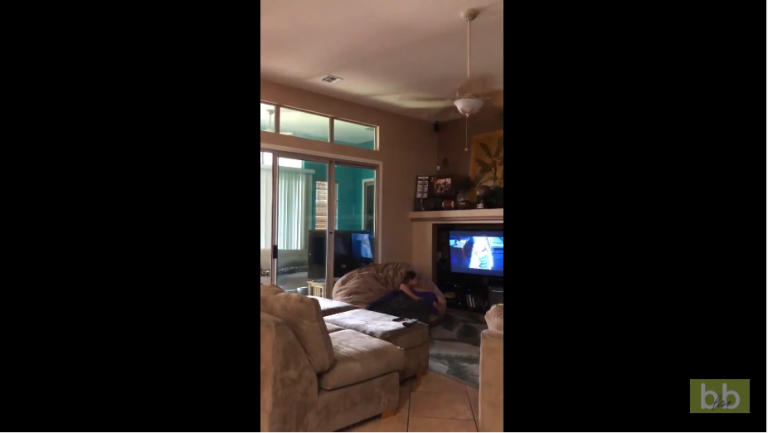 Il fait une très bonne blague à sa sœur qui regarde la télévision