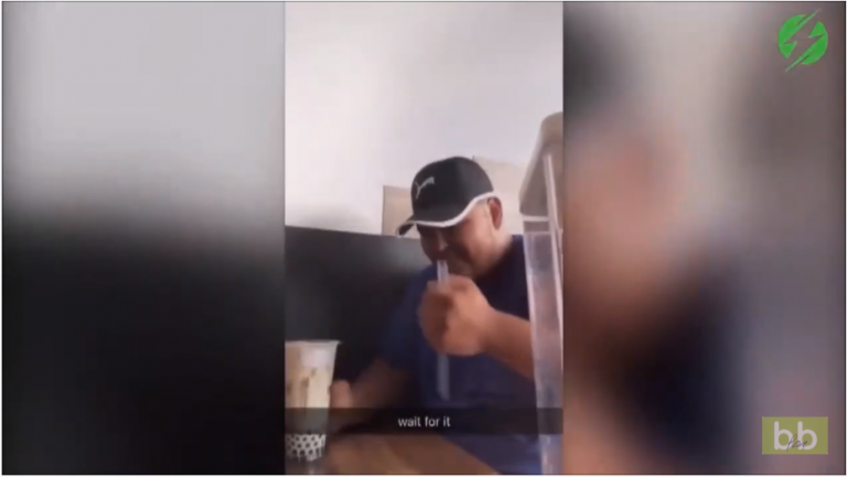 Il plante sa paille dans sa boisson… trop fort!